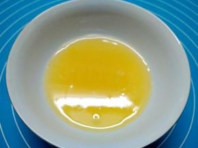 橙子榨汁备用。