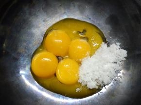 蛋黄蛋白分离，在蛋黄中加入细砂糖，用手动打蛋器搅打均匀。