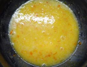 用手动打蛋器继续搅打均匀