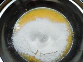 将低筋面粉、玉米淀粉过筛加入蛋黄糊中。