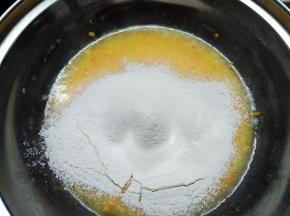 将低筋面粉、玉米淀粉过筛加入蛋黄糊中。