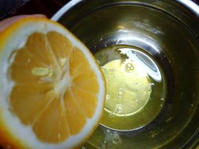 在蛋白中挤入6滴柠檬汁，去腥和稳定蛋白。