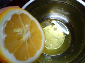 在蛋白中挤入6滴柠檬汁，去腥和稳定蛋白。