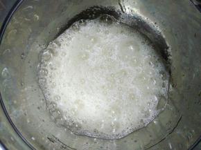 用低速打至粗泡，加入三分之一的糖。