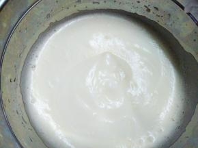 打至泡沫变小时，再加入三分之一的糖，改高速，打到蛋白出现明显纹路，第三次加入细砂糖。继续打发，至提起打蛋头出现小尖勾。