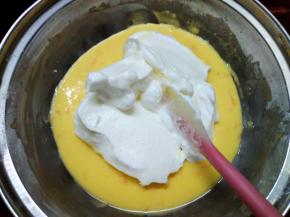 将打发好的蛋白分三次加入到蛋黄糊中，用翻拌手法，每次翻拌均匀后再加下一次的蛋白。