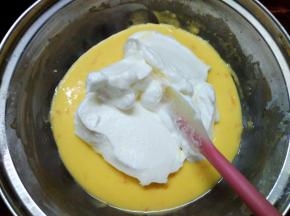 将打发好的蛋白分三次加入到蛋黄糊中，用翻拌手法，每次翻拌均匀后再加下一次的蛋白。