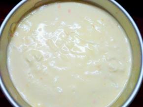 将混合好的蛋糕糊倒入8寸模具中，然后轻震几下，送入事先预热好的烤箱，150度，中下层55分钟。