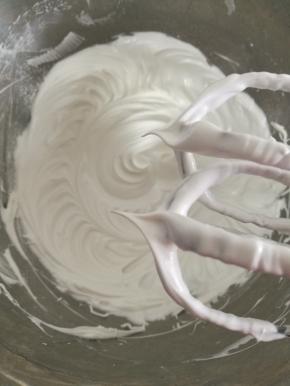 蛋白加糖打发。直立小尖。