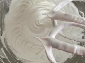 蛋白加糖打发。直立小尖。