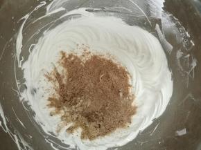 分三次加入杏仁可可粉。切板均匀。