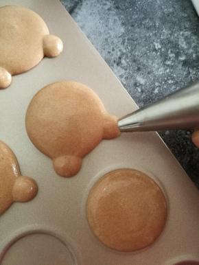 装入圆形花嘴。挤在马卡龙专用烤盘上。在挤两个耳朵。