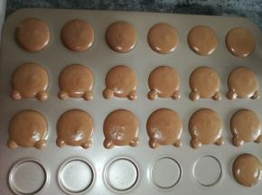 有气泡的要拿牙签挑破。然后晾皮15分钟左右。拿手摸一下不沾就可以了。