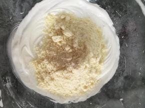 再做一个原色的，方法一样只是没有可可粉，杏仁粉31克就可以了。