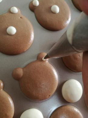 剩一点白色糊换最小号圆型花嘴做熊的耳朵和鼻子。还剩的话就挤几个小迷你马卡龙。