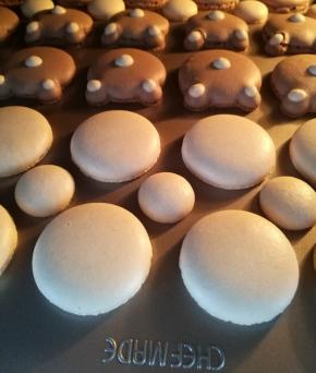 大概6分钟左右出裙边，烤18分钟就熟了。