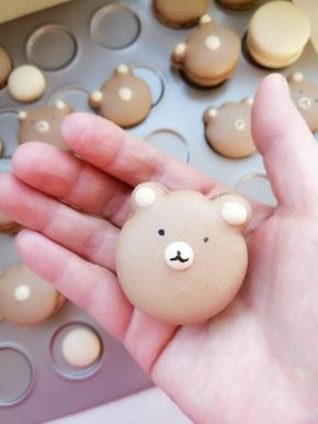 晾凉以后给熊画个眼睛和嘴就OK啦！