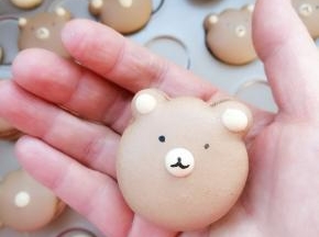 晾凉以后给熊画个眼睛和嘴就OK啦！