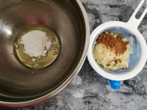 31克糖糖放入蛋清，31克糖粉放入杏仁粉和可可粉一起过筛。