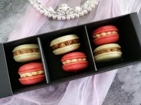 喜欢颜色的，打蛋白时加一滴色素就可以做五颜六色的马卡喽。