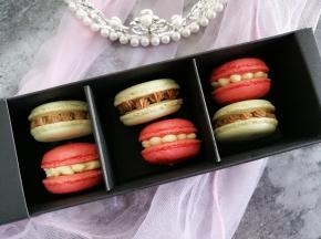 喜欢颜色的，打蛋白时加一滴色素就可以做五颜六色的马卡喽。