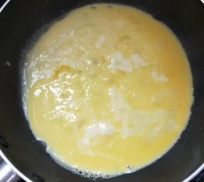 鸡蛋打散，平底锅刷少许油，倒入蛋液摊成鸡蛋饼。