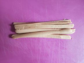 火腿肠切成长条备用。