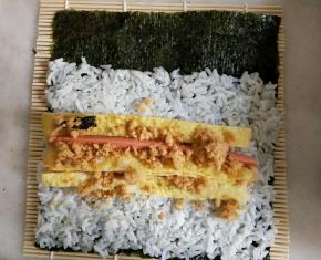 中间放上鸡蛋条、火腿肠和肉松。