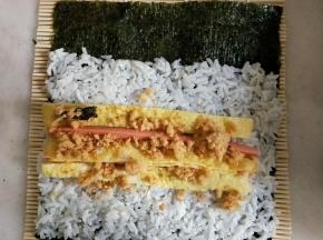 中间放上鸡蛋条、火腿肠和肉松。