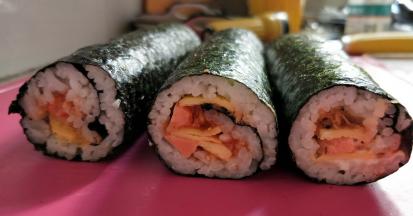 借助卷帘卷起来卷紧。