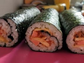借助卷帘卷起来卷紧。