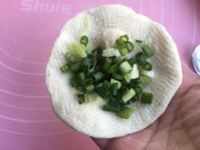 放入猪油、盐，葱末。然后收口