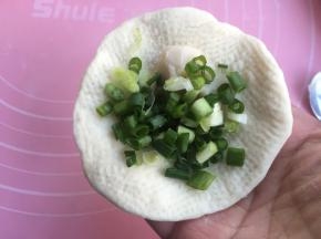 放入猪油、盐，葱末。然后收口