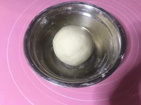 然后和面粉揉成光滑面团