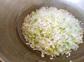 油烧热 大葱炒出香味