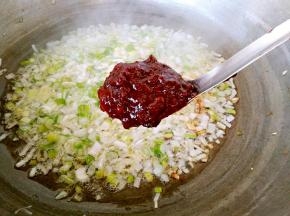 放入黄豆酱炒匀