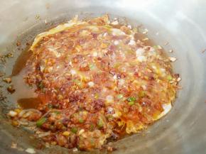 打入鸡蛋（鸡蛋直接打入锅中 不用打散）加少许老抽炒匀即可