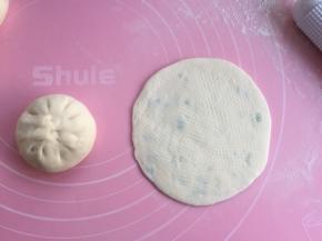 烤箱预热上下火200度。取一个擀成圆形