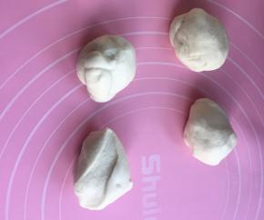 面团分成均匀4个