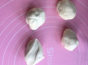面团分成均匀4个