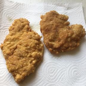 捞出放厨房用纸上吸去多余油份