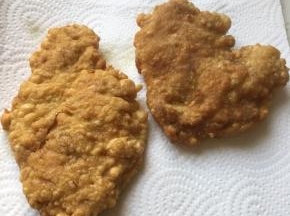 捞出放厨房用纸上吸去多余油份