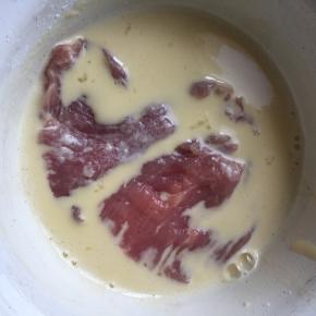 腌好的大排放糯米糊中裏上糯米液