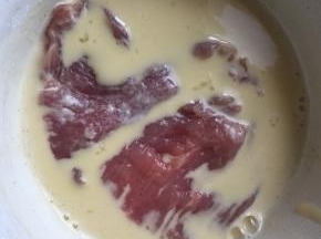 腌好的大排放糯米糊中裏上糯米液