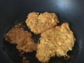 放入锅中，大火炸六分钟左右