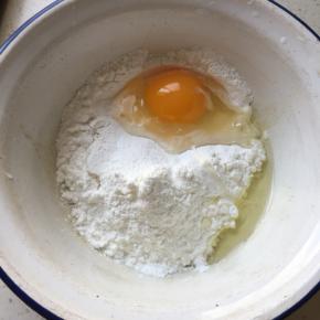 糯米粉、玉米淀粉、鸡蛋加少量水搅拌均匀