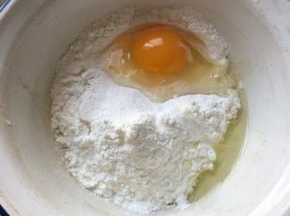 糯米粉、玉米淀粉、鸡蛋加少量水搅拌均匀