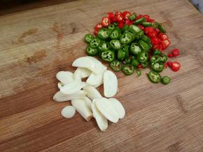 小米椒，线椒切圈，蒜，猪肉，杏鲍菇切片。