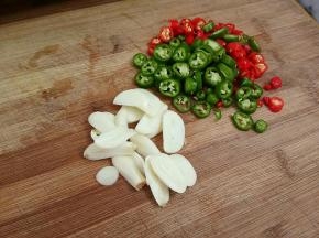 小米椒，线椒切圈，蒜，猪肉，杏鲍菇切片。