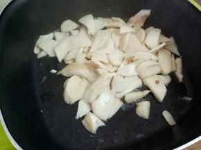 先把杏鲍菇放入锅中炒香，盛出备用。